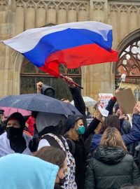 Před ruskou ambasádou v Praze se sešli příznivci na podporu Alexeje Navalného
