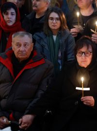 Ludmila Navalná a Anatolij Navalnyj, matka a otec zesnulého Alexeje Navalného, se účastní pohřebního obřadu a rozloučení.