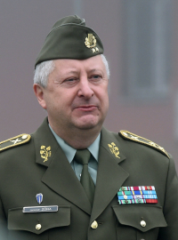 Novým prvním zástupcem náčelníka generálního štábu se stane od ledna generálmajor Jaromír Zůna (vlevo). Nahradí generálporučíka Jiřího Balouna