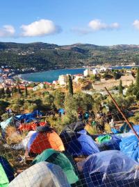 Neoficiální tábor běženců na Samosu. Z výšky je vidět hlavní město Vathy obklopující zátoku.