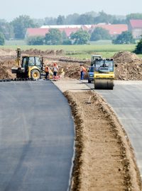 Dostavba dálnice D11 z Hradce Králové do Smiřic dostala od ministerstva dopravy stavební povolení.