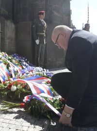 Ministr kultury Daniel Herman pokládá věnec u památníku padlých parašutistů v Resslově ulici.