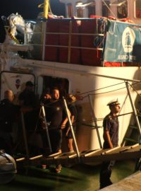 Italská policie a pobřežní stráž ve středu preventivně zadržely na příkaz prokurátora loď Iuventus, kterou při záchraně migrantů ve Středozemním moři užívá německá nezisková organizace Jugend Rettet (JR).