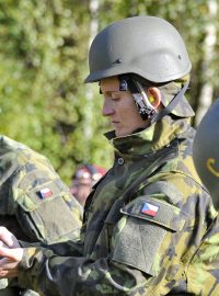 Barbora Špotáková na povinném vojenské výcviku Dukly. Vlevo Jakub Holuša