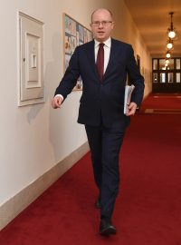 Premiér Bohuslav Sobotka přichází na jednání vlády