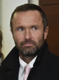 V Liberci začal soud v korupční kauze, v níž je obžalován bývalý ředitel nemocnice v Liberci Luděk Nečesaný, jeho manželka a zástupce zdravotní firmy Tomáš Macháček.