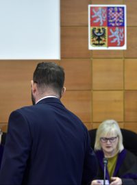 Policista Jan Petržílek u soudu, z důvodu utajení je na snímku fotografován zezadu