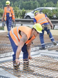 Dělníci pracují 5. června 2018 na opravě povrchu dálnice D5 u Blatnice za Plzní.