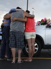 Rodina se modlí po čtvrtečním lodním neštěstí, při kterém zahynulo 17 lidí