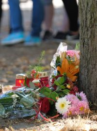 Lidé nosí květiny a svíčky na místo smrti 22letého Němce v Köthenu.