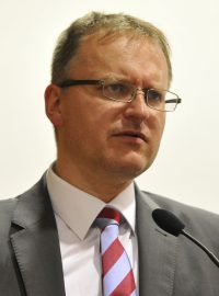 Ve funkci náměstka ministra obrany pro řízení sekce vyzbrojování a akvizic skončil ke konci roku 2018 Daniel Koštoval