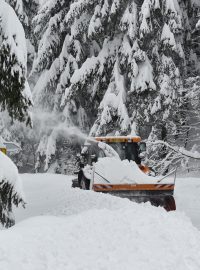 Traktor s frézou odstraňoval sníh ze silnice mezi Prostřední Bečvou a Pustevnami na Vsetínsku.