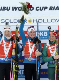 (zleva) Kaisa Mäkäräinenová, Marte Röiselandová a Franziska Hildebrandová na stupních vítězů po sprintu biatlonistek v Soldier Hollow