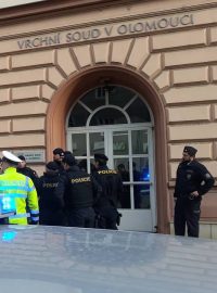 Policie evakuovala budovu Vrchního soudu v Olomouci. Anonym nahlásil, že je tam bomba.