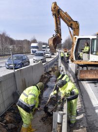 Závadu na 98. kilometru dálnice D1 na Vysočině, kvůli které na dálnici vytékala voda a namrzala, se už podařilo provizorně odstranit