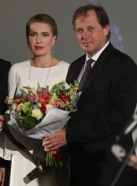 Cenu pro režiséra Menzela převzala jeho manželka Olga Menzelová. Vlevo prezident festivalu Fero Fenič, vpravo generální ředitel České televize Petr Dvořák.