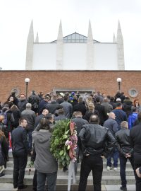 Smuteční hosté před brněnským krematoriem, kam se přišli rozloučit s Josefem Šuralem