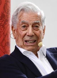 Beseda s peruánským spisovatelem Mario Vargasem Llosou.