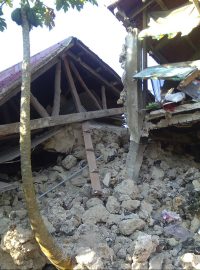 Dvě zemětřesení v sobotu časně ráno zasáhla skupinu řídce osídlených ostrovů na severu Filipín