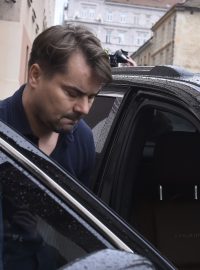 Lobbista Marek Dalík opouští po dvou a půl roce 18. listopadu 2019 vězení ve Znojmě, v němž byl za podvod při nákupu obrněných transportérů Pandur. Okresní soud ve Znojmě ho podmíněně propustil v polovině trestu.