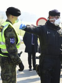 Vojenští policisté na silnici do Litovle v lokalitě Nové Zámky u Mladče nedaleko Litovle na Olomoucku