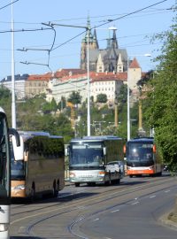 Demonstrativní jízda autobusů centrem Prahy.