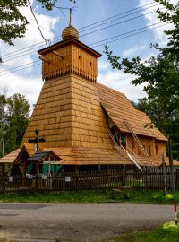Tesaři ve čtvrtek dokončili hrubou stavbu repliky dřevěného kostela v Gutech