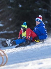 Lidé vyjeli i přes uzavřené lyžařské vleky do hor a sáňkují na sjezdovkách