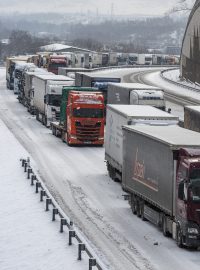 Kamiony stojí 9. února 2021 kvůli počasí u sedmdesátého čtvrtého kilometru na dálnici D8 na Ústecku ve směru na Německo.