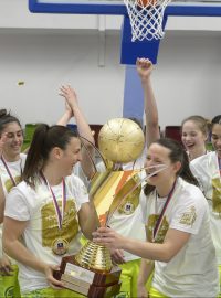 Basketbalistky USK slaví rekordní 15. titul
