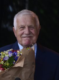 Několik set hostů v pátek přišlo s bývalým prezidentem Václavem Klausem oslavit jeho sobotní 80. narozeniny.