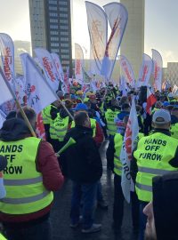 V Lucemburku v pátek protestovala nejméně tisícovka polských odborářů z organizace Solidarita kvůli nedávnému rozhodnutí Soudního dvora EU ohledně uzavření hnědouhelného dolu Turów nedaleko českých hranic
