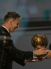 Lionel Messi přebírá rekordní sedmý Zlatý míč od bývalého spoluhráče a dobrého kamaráda Luise Suáreze