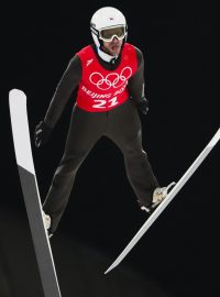 Český skokan na lyžích Roman Koudelka na středním můstku v olympijském Pekingu