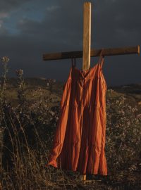 Vítězná fotografie červených šatů na kříži s duhou v pozadí, která připomíná oběti z řad domorodých dětí z internátních škol v Kanadě od kanadské fotografky Amber Brackenové