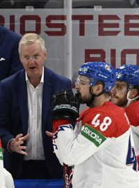 Čeští hokejisté a jejich trenér Kari Jalonen