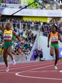 Jamajčanka Shelly-Ann Fraser-Pryceová vítězí ve finále běhu na 100 metrů (vlevo)