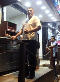 Ámir je z okolí Damašku, v Hurghadě už pět let provozuje vlastní restauraci. Jakmile to ale půjde, chce okamžitě zpět do Sýrie.