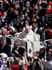 Papež František obklopen věřícími během velikonoční mše ve Vatikánu