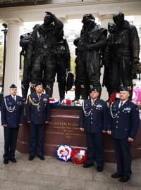 Uctění památky válečných veteránů u památníku věnovaného letcům, kteří bojovali v RAF.