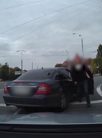Policista v civilu zachycený na videu poškozeného řidiče.