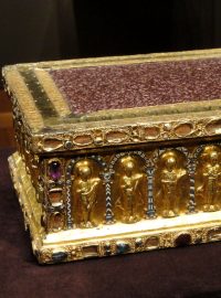 Jedna z cenností welfského pokladu. Přenosný oltář hraběnky Gertrudy pochází přibližně z roku 1038.
