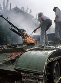 Hořící obrněný transportér 4. června 1989 nedaleko náměstí Nebeského klidu