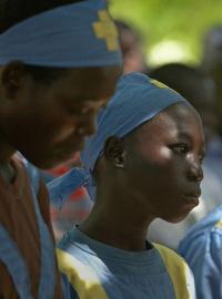 Násilí páchané na ženách a nedospělých dívkách je v Súdánu běžné a ochrana Súdánek ze strany státu je velmi slabá. Dětská manželství jsou v zemi legální a tamní zákony nepočítají ani se znásilněním uvnitř manželského svazku (na ilustračním snímku súdánské dívky).