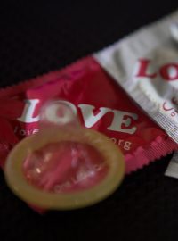 Vystavené kondomy v zimbabwském hlavním městě Harare, květen 2014. Podle UNAIDS (2017) je 13,5 % ze zhruba 14milionové populace Zimbabwe HIV pozitivních, čili virus koluje v krvi zhruba každého sedmého člověka.