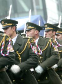 Vojáci při přehlídce k 90. výročí republiky v roce 2008.