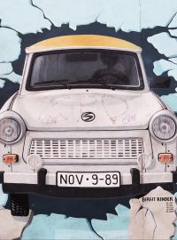 Legendární trabant z NDR vyobrazený na Berlínské zdi