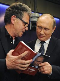 Novinář Hubert Seipel (vlevo) a Vladimir Putin v roce 2016