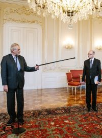Prezident Miloš Zeman a premiér Bohuslav Sobotka z ČSSD v květnu 2017 na Pražském hradě