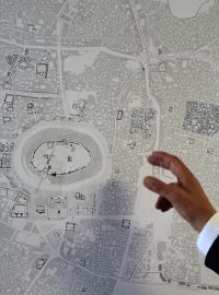 Christoph Wessling představuje mapu historického Aleppa. Badatelé na ni zanesli na 16 tisíc parcel.